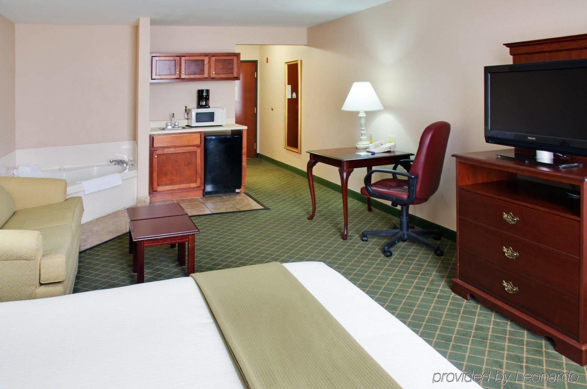Holiday Inn Express Hotel & Suites Ливингстон Номер фото