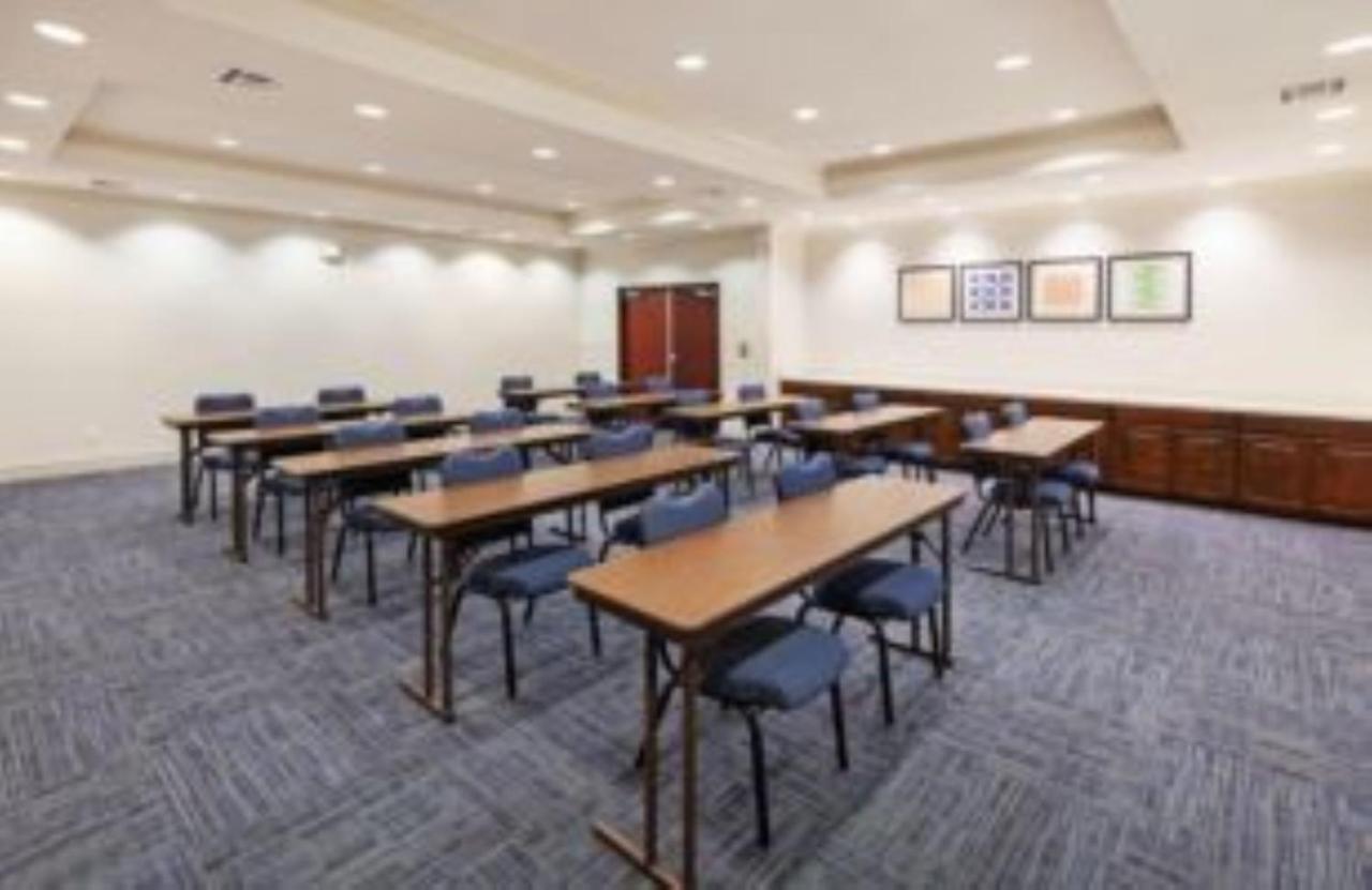 Holiday Inn Express Hotel & Suites Ливингстон Экстерьер фото